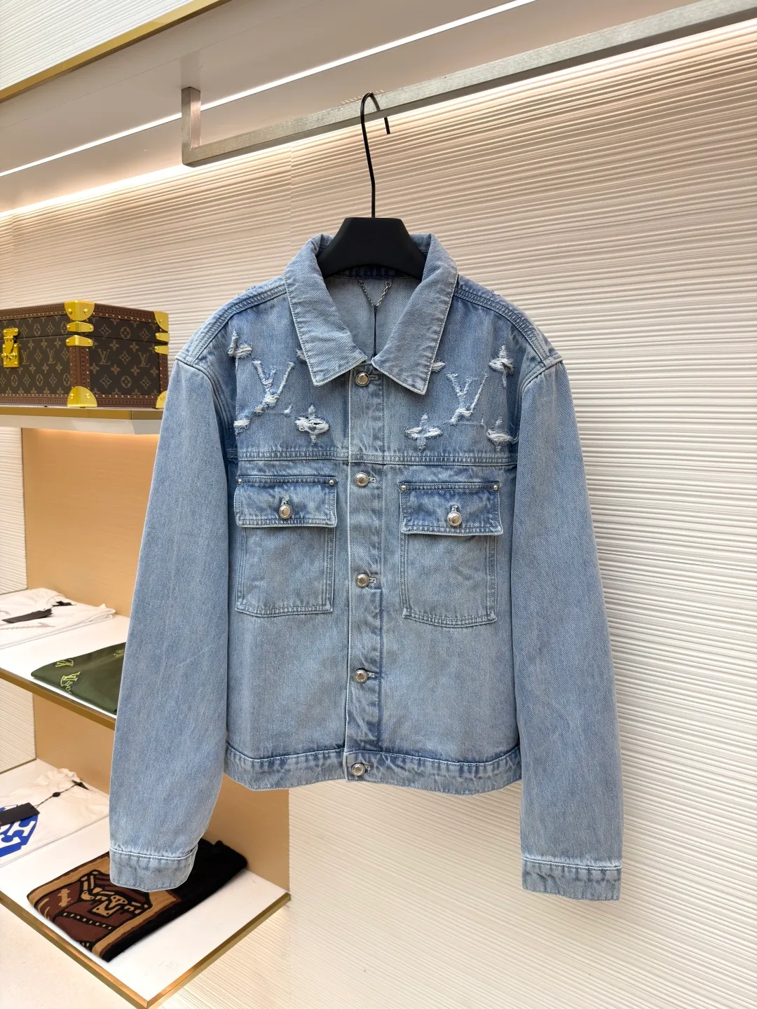 LOUIS VUITTON washed ripped denim jacket ●Authentic product: Purchased and developed for 25600 ●Item number: 1680604-B85 ●Material: pure cotton exclusive denim material ●Technology: laser burning ●Version: fitted version ●Weight: about 1070 grams ●Size: 48-59-52-54 ●Description: This destroyed detail is really cool. This washed denim truck elevates a classic silhouette with contrasting Monogram detailing front and rear, crafted with an edgy tear effect. This mid-season piece is effortlessly layered and can be worn with matching accessories for an on-trend look.